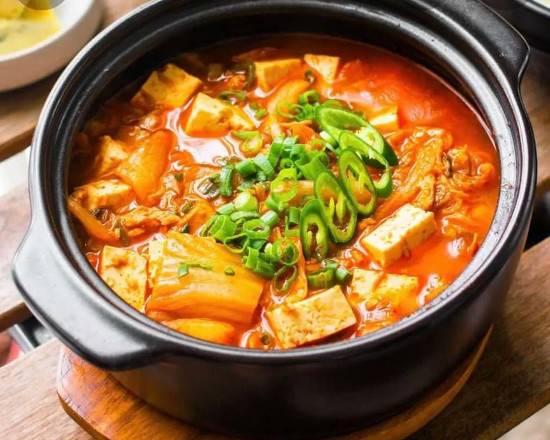 Kimchi Chigae (김치찌개) (肉泡菜汤)